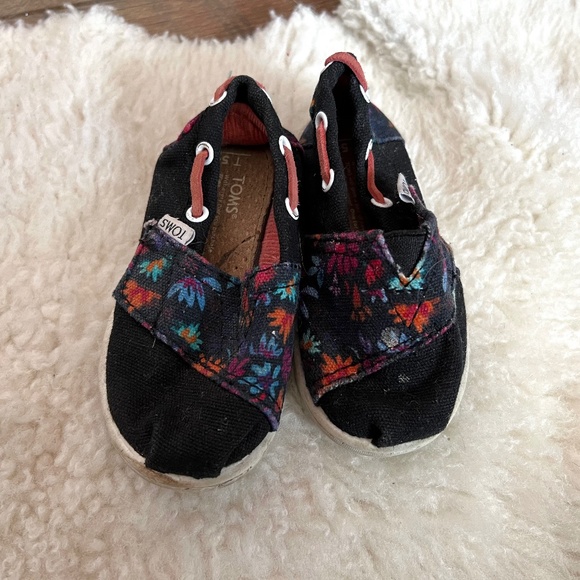 TOMS black & floral. Size 5 toddler. - Picture 1 of 1